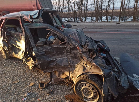 На трассе в Волгоградской области в ДТП погиб водитель ВАЗа