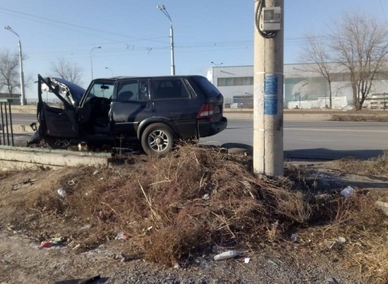 В Волжском иномарка влетела в столб: водитель погиб