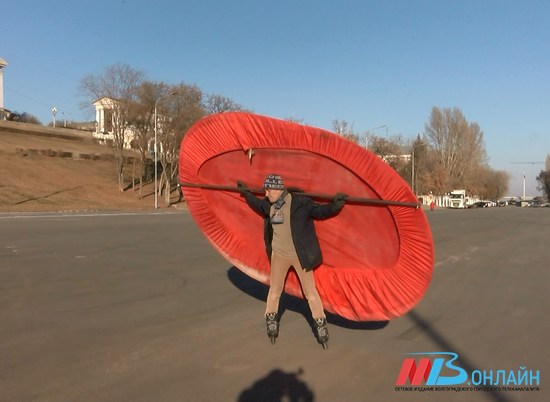 Лежишь и едешь: волгоградец изобрел круглый парус для катания на роликах