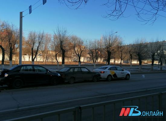 ДТП с участием четырёх авто произошло на проспекте Жукова в Волгограде