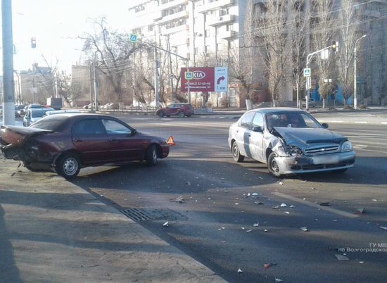 На севере Волгограда при столкновении «Киа» и «Шеви» пострадала женщина