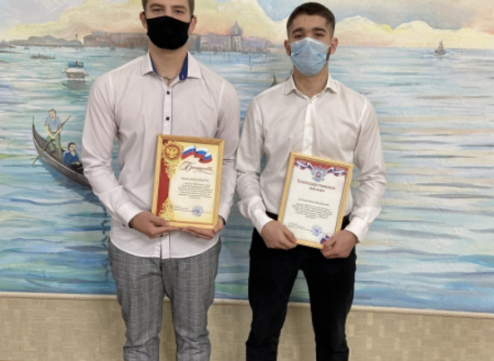 Двух студентов из Волжского наградили за поимку вооруженного преступника