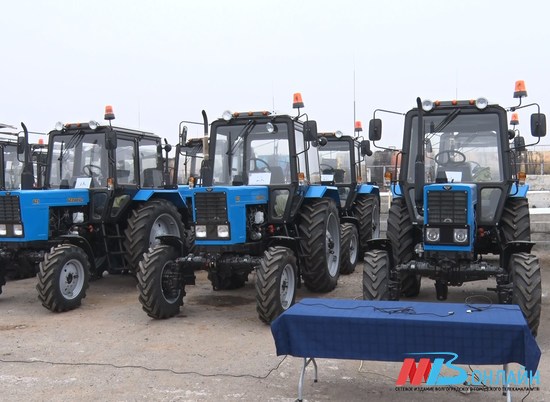 Отдаленные поселки Волгоградской области получили универсальные тракторы