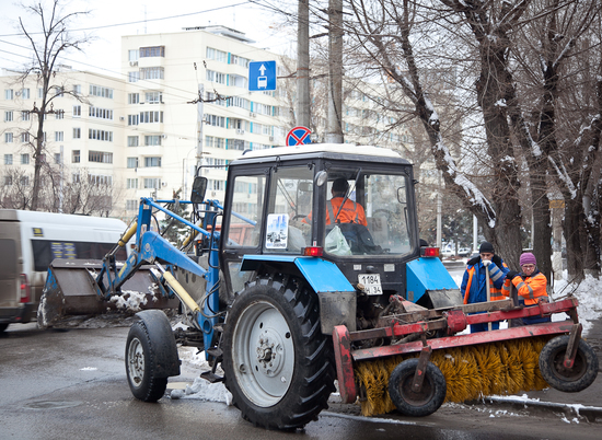 За сутки волгоградские дороги расчищали 166 спецмашин