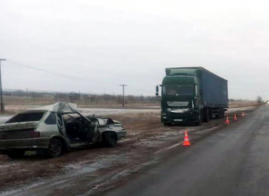 В Волгоградской области в ДТП с грузовиком погиб пассажир ВАЗ-21140