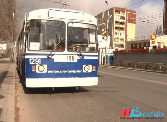 В Волгограде мужчина угодил под колеса троллейбуса