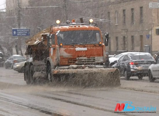 В Волгограде направили спецмашины для уборки дорог в поселке Ангарском
