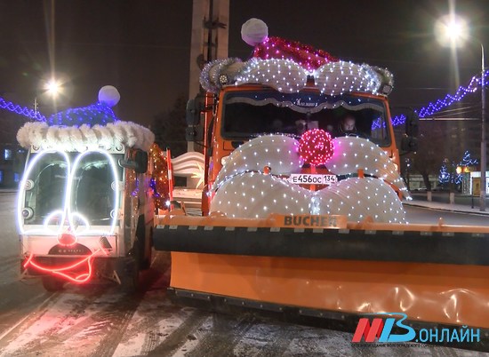 В Волгограде две уборочные машины стали Дедом Морозом и Снегурочкой