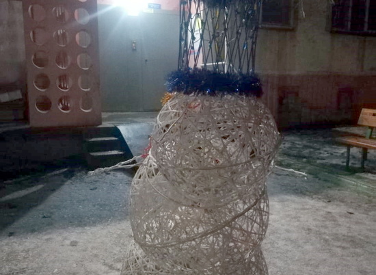 Волгоградский снеговик-музыкант провел ночь в отделении полиции