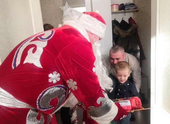 Росгвардейский Дед Мороз посетил детей в Волгоградской области