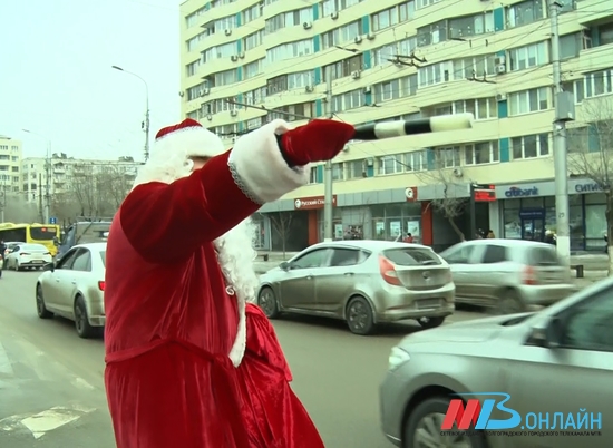 Полицейский Дед Мороз вручил подарки автолюбителям