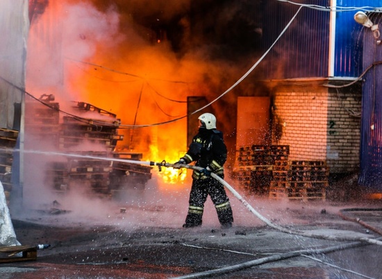 Два человека пострадали при пожаре в Дзержинском районе Волгограда