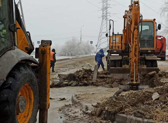 На севере Волгограда прорвало магистральный водопровод