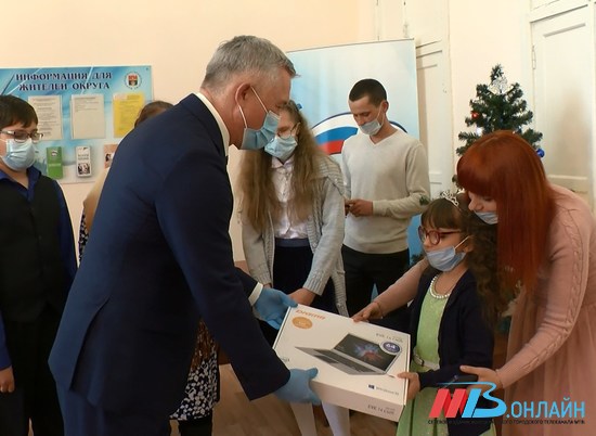 Волгоградские депутаты исполнили новогодние желания юных волгоградцев