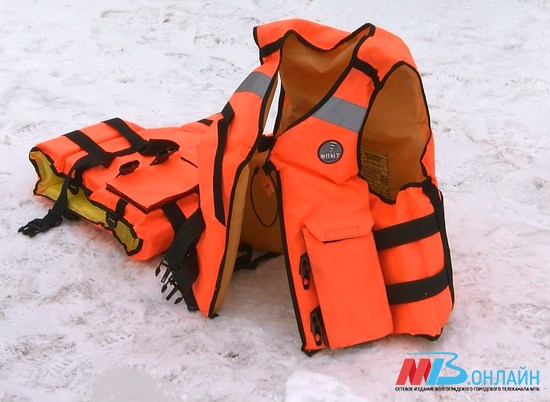 Одно дело – теория, другое – практика: в Волгограде школьникам показали, как спасать провалившегося под лед