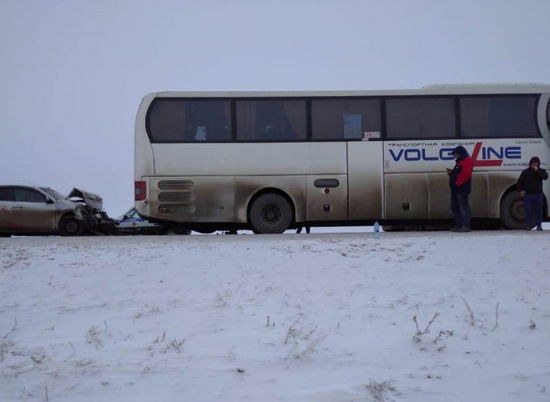 В Волгоградской области в ДТП с автобусом пострадали пятеро