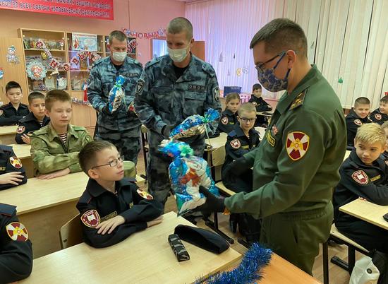 Волгоградские росгвардейцы поздравили с Новым годом подшефный кадетский класс