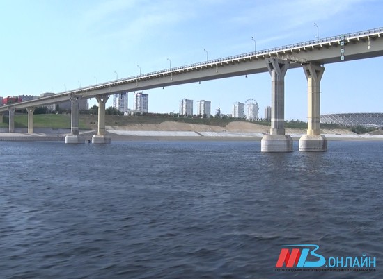 В Волгограде у моста через Волгу устанавливают модуль для очистки ливневки