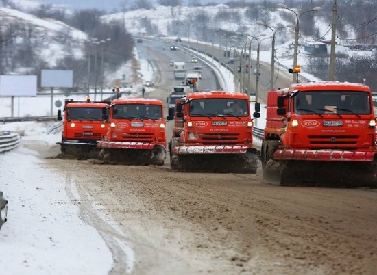 В Волгограде дороги чистят от снега
