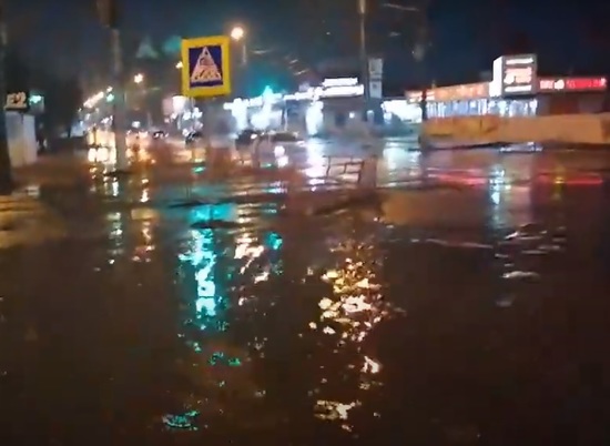 В Волгограде из-за порыва канализации затопило оживленный перекресток