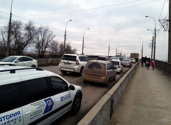 ГИБДД проверила состояние дороги на мосту через ВДСК на юге Волгограда