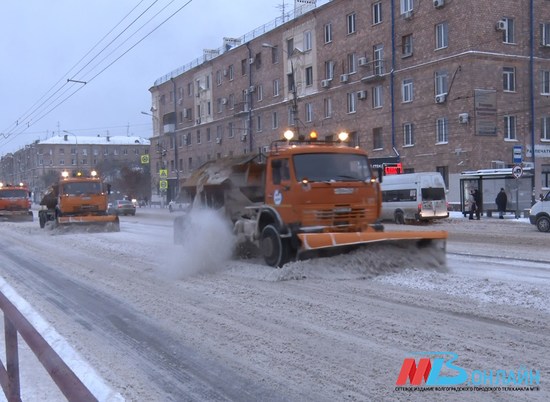 Дороги Волгограда от гололеда и снега чистят 56 спецмашин