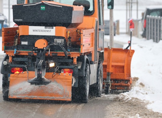 В Волгоградской области 140 единиц техники расчищают трассы от снега