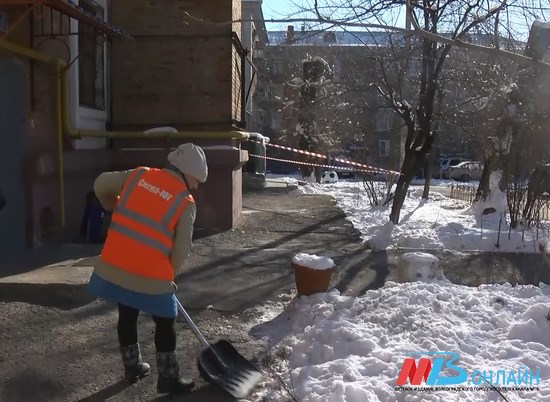 Больше 1,5 тысячи дворников убирают придомовые территории в Волгограде