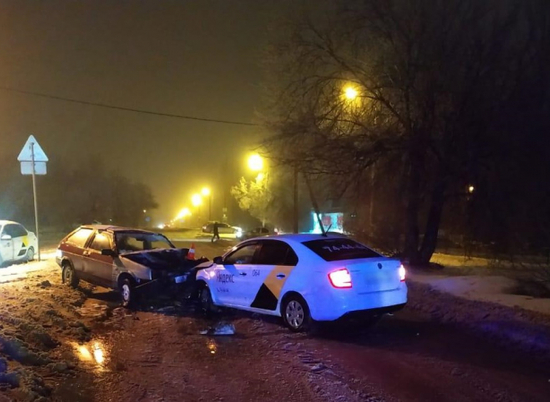 На севере Волгограда нетрезвый таксист спровоцировал ДТП