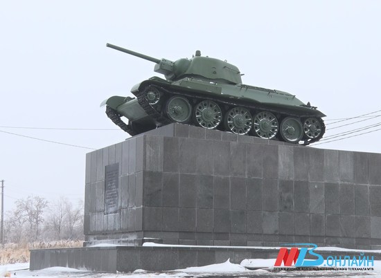 Танк Т-34 «Челябинский колхозник» водрузили на постамент в Волгограде