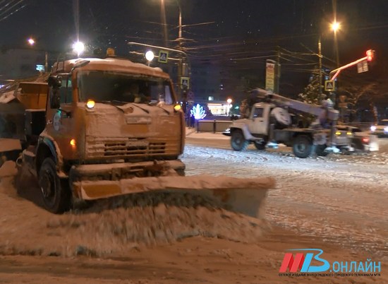 Коммунальные службы Волгограда борются с последствиями сильнейшего снегопада