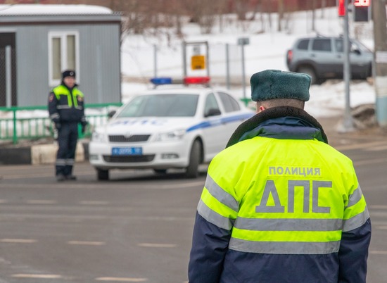 Таксиста с признаками опьянения и наркотиками задержали в Волгограде
