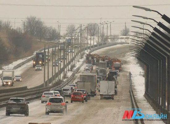 В Волгограде сильный снегопад сохранится до вечера вторника, 19 января
