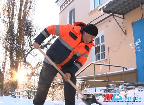 Очистить, посыпать, оградить: как волгоградские УК и ТСЖ борются со снегом и сосульками