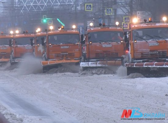 Дорожники Волгограда за ночь вывезли более 1200 кубометров снега