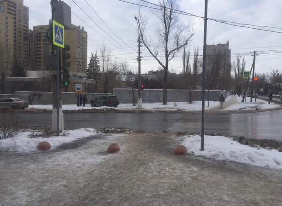 В центре Волгограда 33-летняя автоледи не уступила дорогу пешеходу