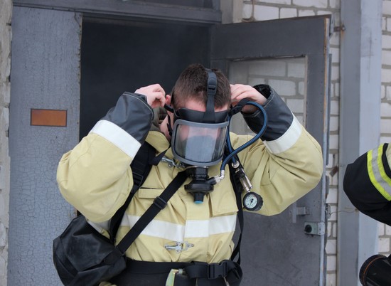 «Видимость – минимальная»: сотрудники МЧС в Волгограде потренировались в дымокамере
