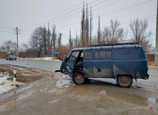 В Волгограде 63-летний водитель уазика пострадал в ДТП с «девяткой»