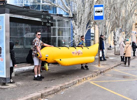 В Волгограде на остановке замечены отпускники с надувным бананом