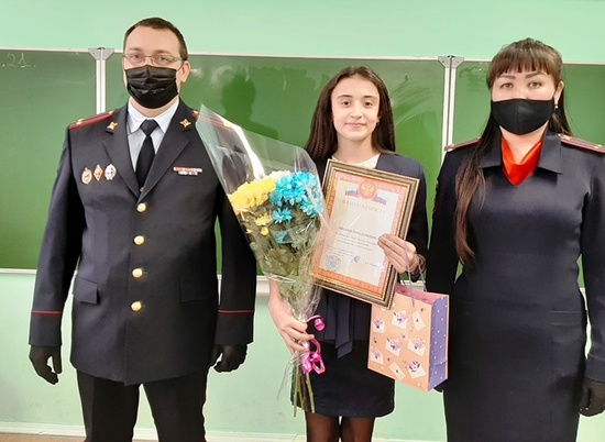 В Волгограде полицейские наградили школьницу за возвращенный мобильник