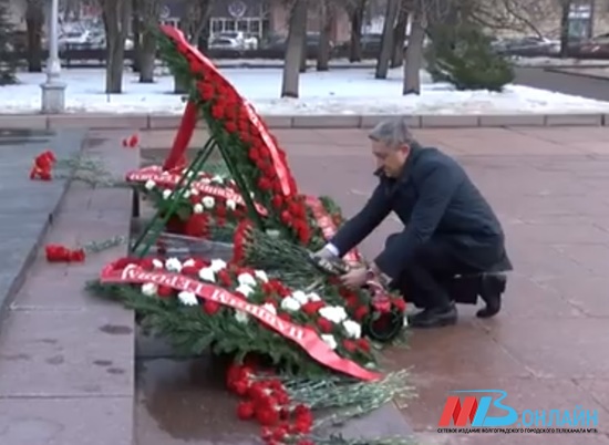 Депутат Александр Носов возложил цветы к Вечному огню в Волгограде