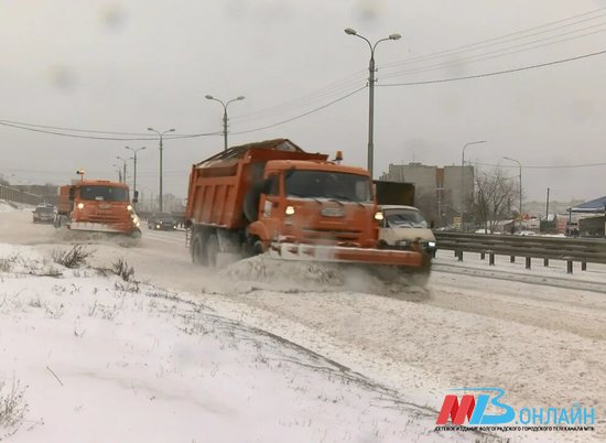 Дорожники обрабатывают волгоградские трассы по погодным условиям