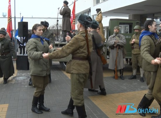 В центре Волгограда устроили солдатский привал с полевой кухней и военными песнями