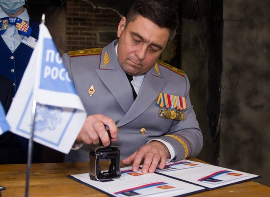 В Волгограде представители ПУ ФСБ и МЧС погасили марки штемпелем «День победы в Сталинградской битве»
