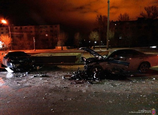 Ночью под Волгоградом в ДТП на перекрестке пострадали 3 человека