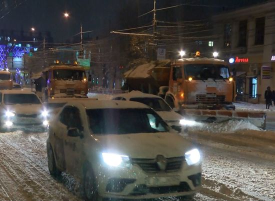 90 спецмашин обрабатывают дороги Волгограда от снега и наледи