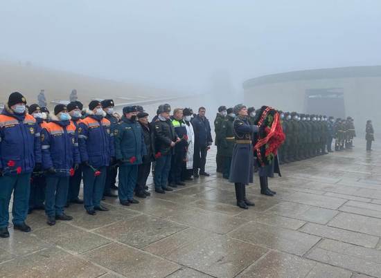 Сотрудники ГУ МЧС возложили венки к могиле Чуйкова в Волгограде