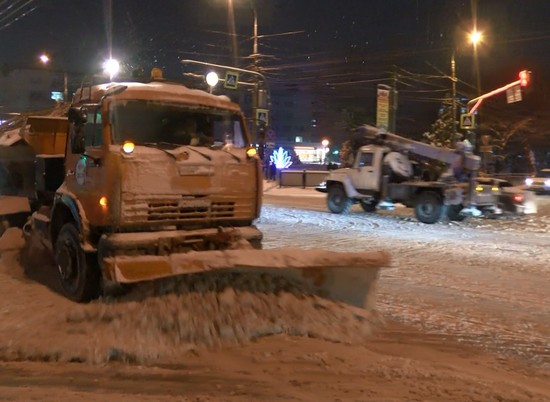 Дорожники отсыпали на дороги Волгоградской области 1000 тонн реагентов
