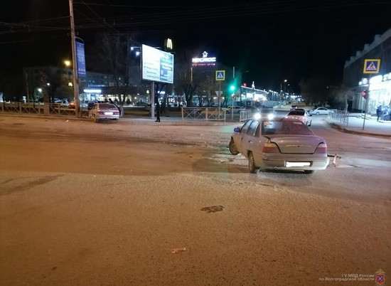 На юге Волгограде в ДТП ВАЗа и иномарки пострадала женщина