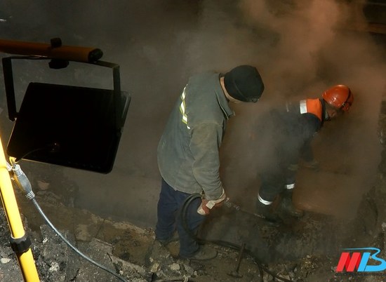 Концессии устраняют порыв теплотрассы на улице Пархоменко в Волгограде